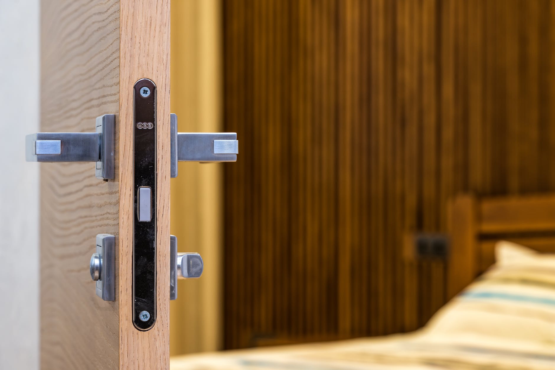 door handle and lock in bedorom