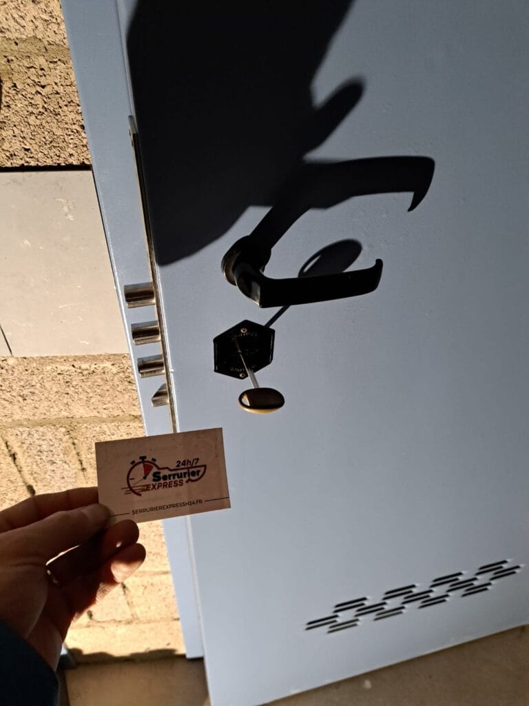 Installation experte d'une serrure Mottura sur une porte en métal par Serrurier Express H24 à Saint-Louis (68300). Intervention rapide 24h/24 et 7j/7 pour renforcer la sécurité de vos accès. Notre serrurier qualifié assure un service fiable et de haute qualité serrure sécurisée, intervention serrurerie, porte blindée, dépannage urgent, artisan serrurier, sécurité habitation, dépannage express, serrurerie professionnelle